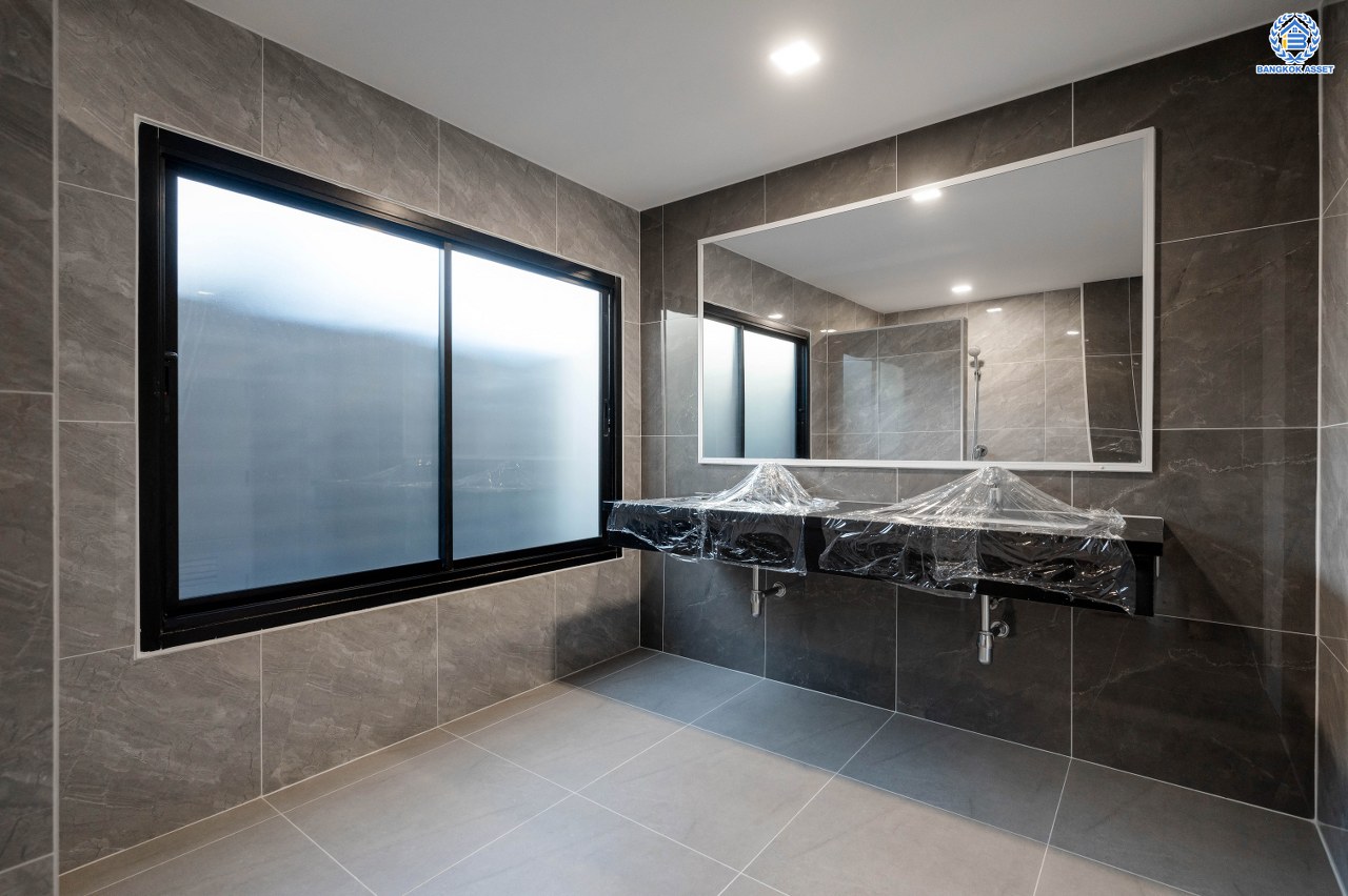 บ้านมือสองตกแต่งใหม่ หลังใหญ่พิเศษ โครงการ ชวนชื่นกรีนวิลล์ พุทธมณฑลสาย2 เนื้อที่ 108 ตร.ว. พื้นที่ใช้สอย 250 ตร.ม. ภายในตกแต่งหรูหรา บรรยากาศเป็นส่วนตัว พร้อมมีสระว่ายน้ำในตัว มาพร้อมฟังก์ชันจัดเต็ม 4 ห้องนอน 4 ห้องน้ำ 1 ห้องแม่บ้าน จอดรถได้ 2 คัน บนทำเลศักยภาพ เข้า-ออกได้ทั้ง ถ.พุทธมณฑลสาย2 และ ถ.กาญจนาภิเษก ใกล้ทางคู่ขนานลอยฟ้าบรมราชชนนี, เซ็นทรัลปิ่นเกล้า และม.มหิดล